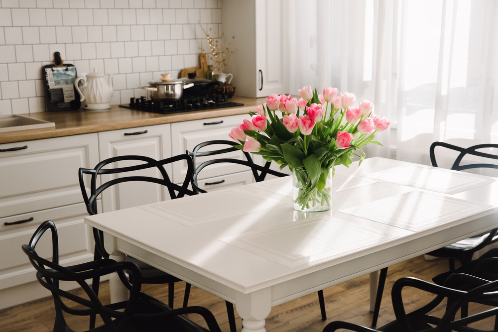 Bouquet,Of,Pink,Tulips,In,A,Transparent,Vase,,On,Kitchen